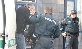Į teismą atvežti savo lytinę aistrą su keturmete galėję tenkinti įtariamieji