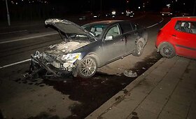 Vilniuje &bdquo;Lexus&ldquo; taranavo stovinčių automobilių eilę 