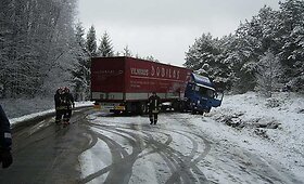 Trakų rajone nuo kelio nuslydo nesuvaldytas vilkikas