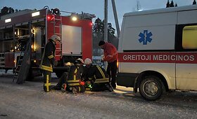 Avarija au&scaron;tant: susidūrė 2 automobiliai, nukentėjo 4 žmonės