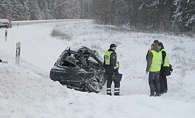 Slidžiame kelyje susidūrė lengvasis automobilis ir autobusas, žuvo moteris