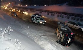 Per rytinį piką Vilniuje apsivertė automobilis