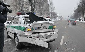 Vilniuje visureigis &bdquo;Toyota Land Cruiser&ldquo; taranavo policijos automobilį 