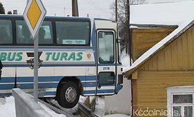 &Scaron;ėtoje keleivinis autobusas atsitrenkė į namo stogą