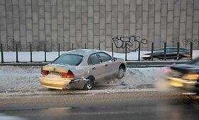 Ant sniego pusnies Vilniaus centre slidžioje gatvėje užskriejo automobilis &bdquo;Mitusubishi Carisma&ldquo;