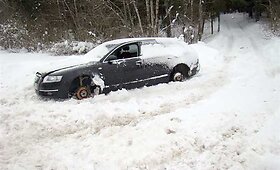 Tel&scaron;ių rajono vagys &bdquo;Audi A6&ldquo; paliko be visų ratų ir kai kurių stiklų