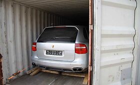 Vogti automobiliai &bdquo;Porshe Cayenne&ldquo; įklampino ir muitininkus