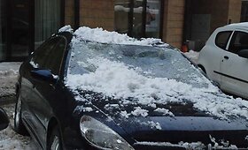 Rotundo g. Vilniuje krentantis sniegas suniokojo kelis automobilis