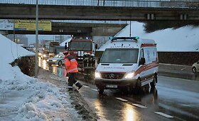 Moters vairuojamas &bdquo;su&scaron;audytas&ldquo; BMW Vilniuje i&scaron;vertė stulpą