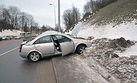 Automobiliui atsitrenkus į stulpą Vilniuje sužaloti du žmonės