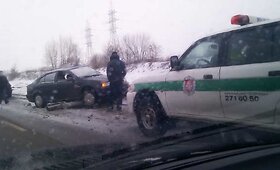 Slidžioje Vilniaus gatvėje automobilis nuvertė stulpą, nukentėjo žmogus