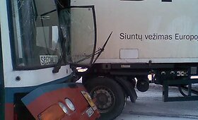 Panevėžio rajone susidūrė vilkikas ir vaikus vežantis autobusas 