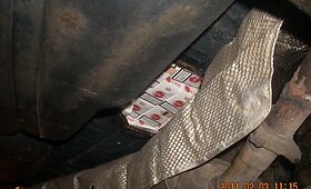 Kontrabandinės cigaretės byrėjo i&scaron; automobilių slėptuvių