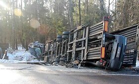 Netoli &Scaron;akių apsivertė autovežis su 9 automobiliais 