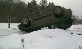 Nespėjusi sustabdyti visureigio moteris Vilniuje pasuko į kelkra&scaron;tį ir apsivertė