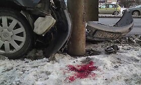 Vilniuje automobilis partrenkė &scaron;aligatviu ėjusią moterį ir rėžėsi į stulpą