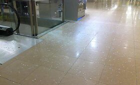 Chuligano i&scaron;spirtas stiklas Vilniaus parduotuvėje sužalojo merginą