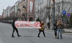 Kovo 11-osios eisenos dalyvius pasitiko protestuotojai