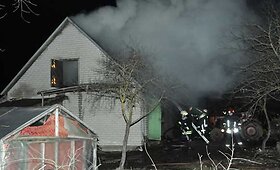 Dauguose sudegė ūkinis pastatas ir viduje buvęs visureigis