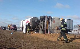 Plungės rajone apvirtęs benzinvežis