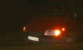 Nuo policijos sprukęs vagių mikroautobusas Vilniuje pakibo ant bėgių 