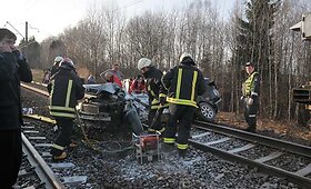 Traukinys sutrai&scaron;kė ant bėgių i&scaron;važiavusį automobilį