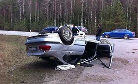 Trakų rajone apsivertė BMW