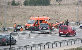 Vilniaus rajone visureigis rėžis į kelininkų techniką