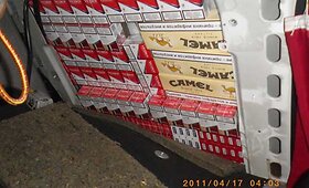 &Scaron;e&scaron;ių rū&scaron;ių kontrabandines cigaretes muitininkai aptiko po vilkiko salono apmu&scaron;alais