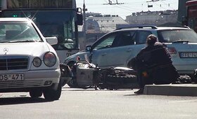 Judrioje Vilniaus sankryžoje susidūrė motociklas ir &bdquo;Mercedes Benz&ldquo;