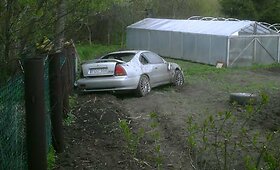 Vilniuje į gyventojų daržą įskrido automobilis
