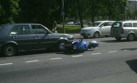 Per avariją Vilniuje vėl nukentėjo motociklininkas