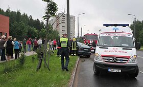 Nesuvaldytas automobilis Vilniuje rėžėsi į stulpą