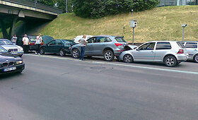 Vilniuje susidūrę keturi automobiliai užkim&scaron;o judrią gatvę