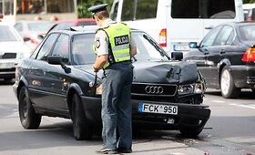 Vilniuje susidūrė trys automobiliai, nukentėjo moteris