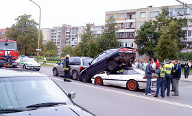 Avarija Vilniuje: po smūgio automobiliai &bdquo;sulipo dviem auk&scaron;tais&ldquo;