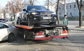 Automobilių aik&scaron;telėje &bdquo;BMW X6&ldquo; apdaužė stovėjusius automobilius
