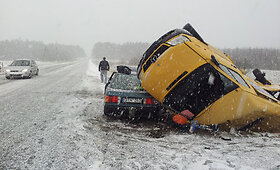 Nesuvaldytas mikroautobusas apsnigtame &Scaron;ilutės rajono kelyje rėžėsi į &bdquo;Audi 80&ldquo;