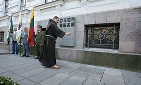 Memorialinio ženklo ant buvusio KGB pastato sienos atidengimas