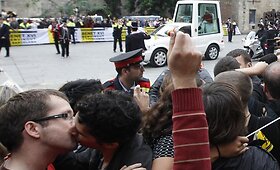 Homoseksualai per popiežiaus vizitą protestavo bučiniais