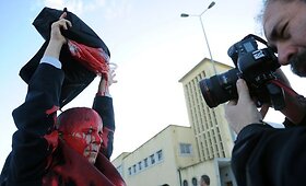 Lisabonoje &ndash; protestas prie&scaron; NATO su &bdquo;krauju&ldquo;