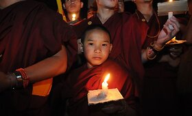 Tūkstančiai tailandiečių ir budistų vienuolių uždegė žvakes