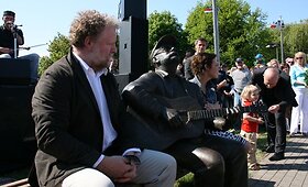 Nuo Nidos pakrantės į dangų žvelgia V.Kernagis