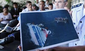  &bdquo;Air France&ldquo; lėktuvo katastrofos vietoje renkamos nuolaužos 