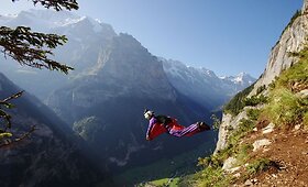 Adrenalino fanatikai renkasi skrydį nuo uolų