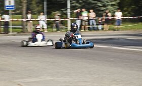 Kartingų turnyre susidūrė brolio ir sesers vairuojami kartingai