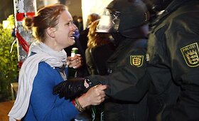 Vokietijoje per susirėmimus su demonstrantais nukentėjo 12 policininkų 