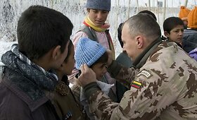 Lietuvos žmonių megztos kepurės &scaron;ildys Afganistano vaikus