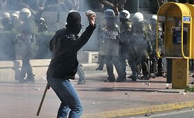 Graikijoje &ndash; protestuotojų ir policijos susirėmimai