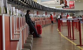 Lėktuvų skrydžiai Europoje tebėra paralyžiuoti